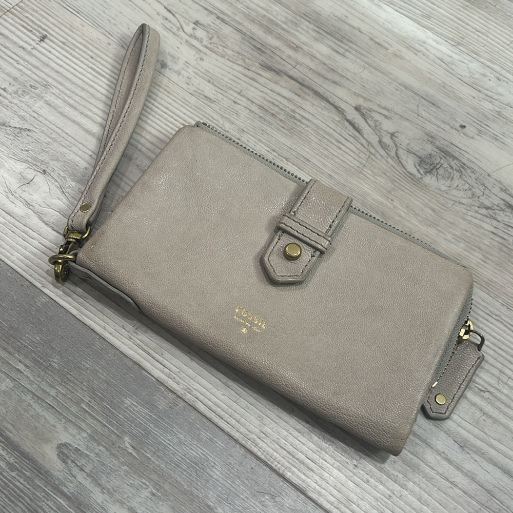 Fossil Beige Leather Zip Wristlet Wallet